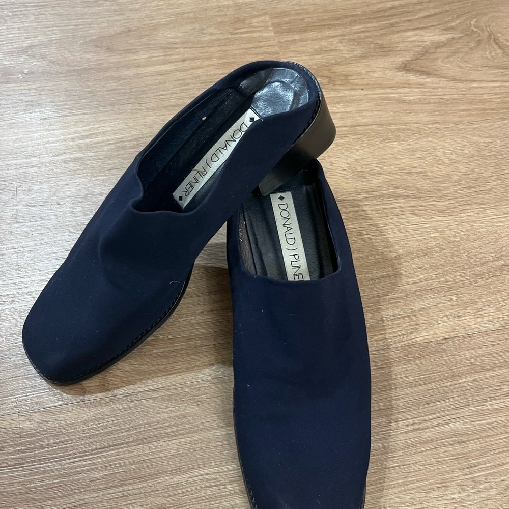 Donald J. Pliner Women's Navy Heels